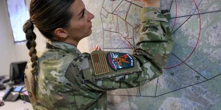 Stratejik planlama sürecinde bir operasyonel veri analizi ve harekat hazırlığı.