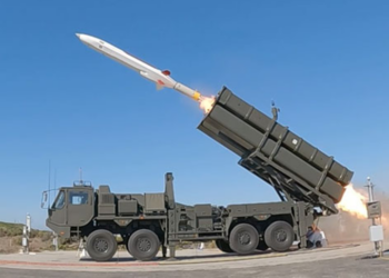 Japonya, bölgesel güvenlik tehditlerine karşı yerli imkanlarla geliştirdiği 1000 km menzilli Type-12 füzelerini envantere katmaya başladı. Savunma takvimini bir yıl öne çeken Tokyo, ilk bataryaları gizli bir operasyonla Camp Kengun’a ulaştırdı.