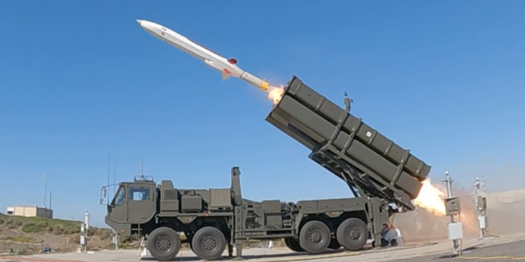 Japonya, bölgesel güvenlik tehditlerine karşı yerli imkanlarla geliştirdiği 1000 km menzilli Type-12 füzelerini envantere katmaya başladı. Savunma takvimini bir yıl öne çeken Tokyo, ilk bataryaları gizli bir operasyonla Camp Kengun’a ulaştırdı.