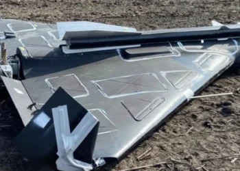 Bir R60 füzesinin maketini taşıyan bir Shahed drone.