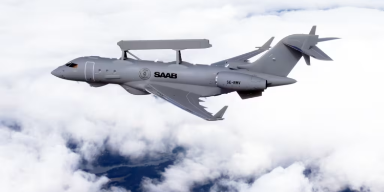 Saab GlobalEye Havadan Erken İhbar ve Kontrol (HİK) uçağı bulutların üzerinde uçuş esnasında.