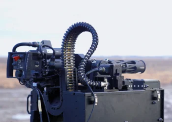 SYS Grup bünyesindeki UNIROBOTICS, CANiK ve AEI Systems; sürü ve kamikaze İHA tehditlerine karşı Yeni Nesil Mobil Katmanlı Savunma Mimarisi geliştirdi. 30mm, 12.7mm ve 7.62mm silah sistemlerini tek bir ekosistemde birleştiren bu yeni yapı, merkezi bir komuta merkezine bağlı kalmadan dağıtık bir mimariyle çalışıyor.