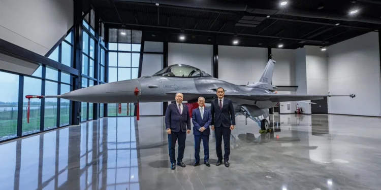 Tayvan Savunma Bakan Yardımcısı Hsu Szu-chien ve beraberindeki heyet, ABD'deki Lockheed Martin tesislerinde Tayvan için üretilen F-16 Blok 70 savaş uçağının önünde.