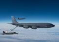 Alaska Eielson Hava Üssü KC-135 Stratotanker tanker uçağı havada F-22 Raptor savaş uçağına yakıt ikmali yapıyor.