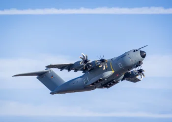 Alman Hava Kuvvetleri'ne ait Airbus A400M nakliye uçağı havada süzülürken görülüyor.