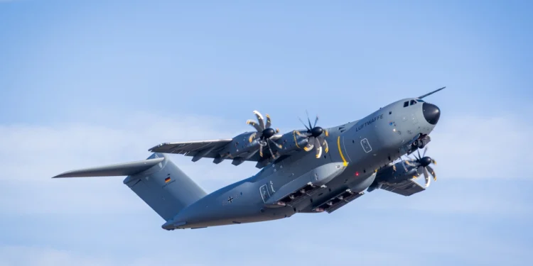 Alman Hava Kuvvetleri'ne ait Airbus A400M nakliye uçağı havada süzülürken görülüyor.