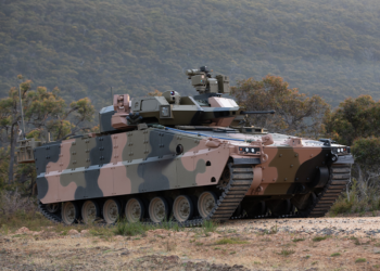Avustralya Ordusu LAND 400 Phase 3 programı için test edilen Hanwha Aerospace ürünü AS21 Redback Piyade Savaş Aracı (IFV). Araç çöl koşullarında hareket halindeyken görülüyor.
