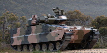 Avustralya Ordusu LAND 400 Phase 3 programı için test edilen Hanwha Aerospace ürünü AS21 Redback Piyade Savaş Aracı (IFV). Araç çöl koşullarında hareket halindeyken görülüyor.