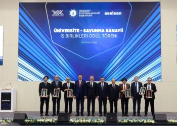 ASELSAN Gölbaşı Teknoloji Üssü'nde düzenlenen Üniversite-Savunma Sanayii İş Birliği Ödül Töreni'nde Cumhurbaşkanı Yardımcısı Cevdet Yılmaz, SSB Başkanı Haluk Görgün, ASELSAN CEO'su Ahmet Akyol ve ödül alan akademisyenler bir arada.