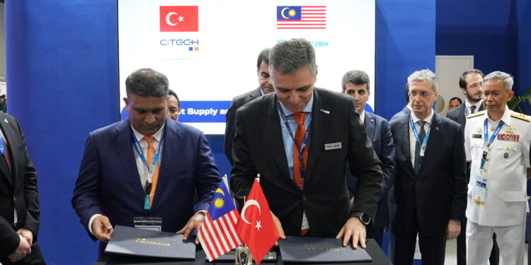 CTech ve AR Eastern arasında DSA 2026 fuarında imzalanan stratejik iş birliği ve ürün tedarik anlaşması töreni.