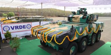 DRDO tarafından geliştirilen Gelişmiş Zırhlı Platform AAP tekerlekli konfigürasyonu ve 30 mm mürettebatsız kule sistemi