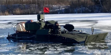 General Dynamics Land Systems ARV Gelişmiş Keşif Aracı amfibi deniz testleri sırasında.