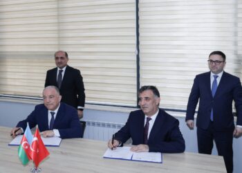 Gebze Teknik Üniversitesi ve Azerbaycan Teknik Üniversitesi rektörleri arasında savunma sanayii enerjetik malzemeler lisansüstü programı imza töreni.