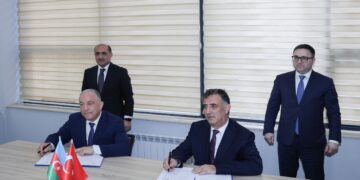 Gebze Teknik Üniversitesi ve Azerbaycan Teknik Üniversitesi rektörleri arasında savunma sanayii enerjetik malzemeler lisansüstü programı imza töreni.