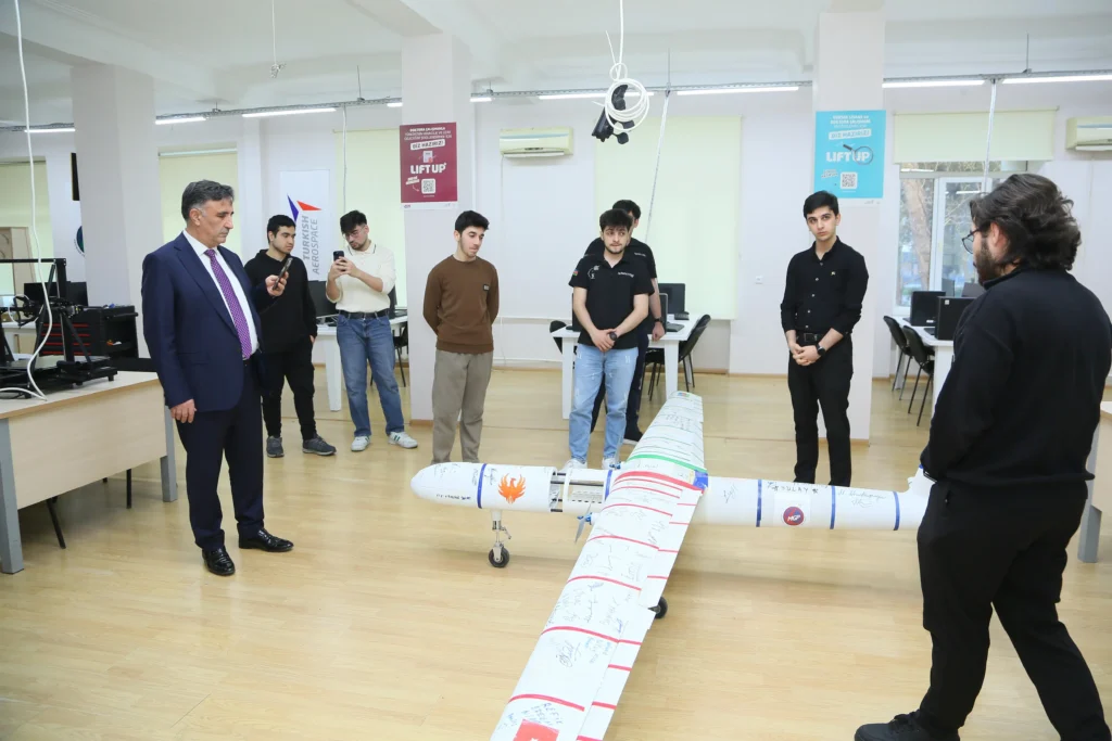 GTÜ ve AzTU heyetinin savunma sanayii teknik iş birliği kapsamında Azerbaycan'daki havacılık ve İHA laboratuvarlarını incelemesi.