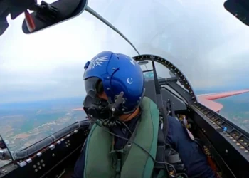 HÜRJET jet eğitim uçağı kokpitinden pilot bakış açısı ve uçağın kanat detayı.