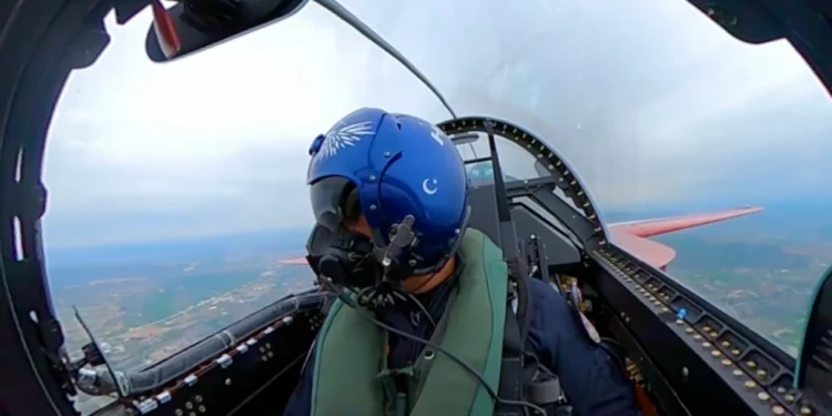 HÜRJET jet eğitim uçağı kokpitinden pilot bakış açısı ve uçağın kanat detayı.