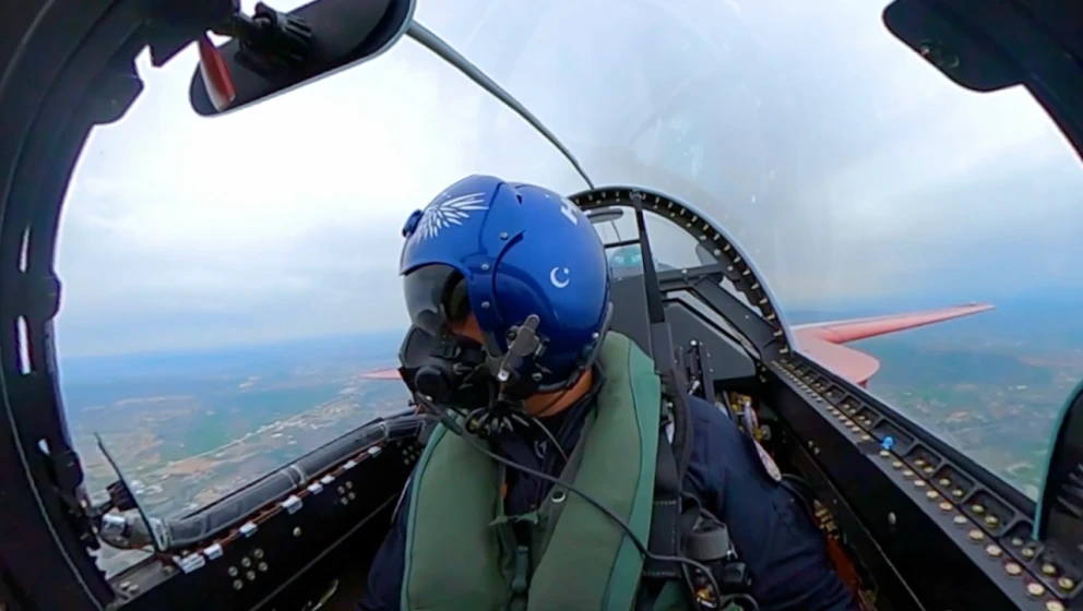 HÜRJET jet eğitim uçağı kokpitinden pilot bakış açısı ve uçağın kanat detayı.