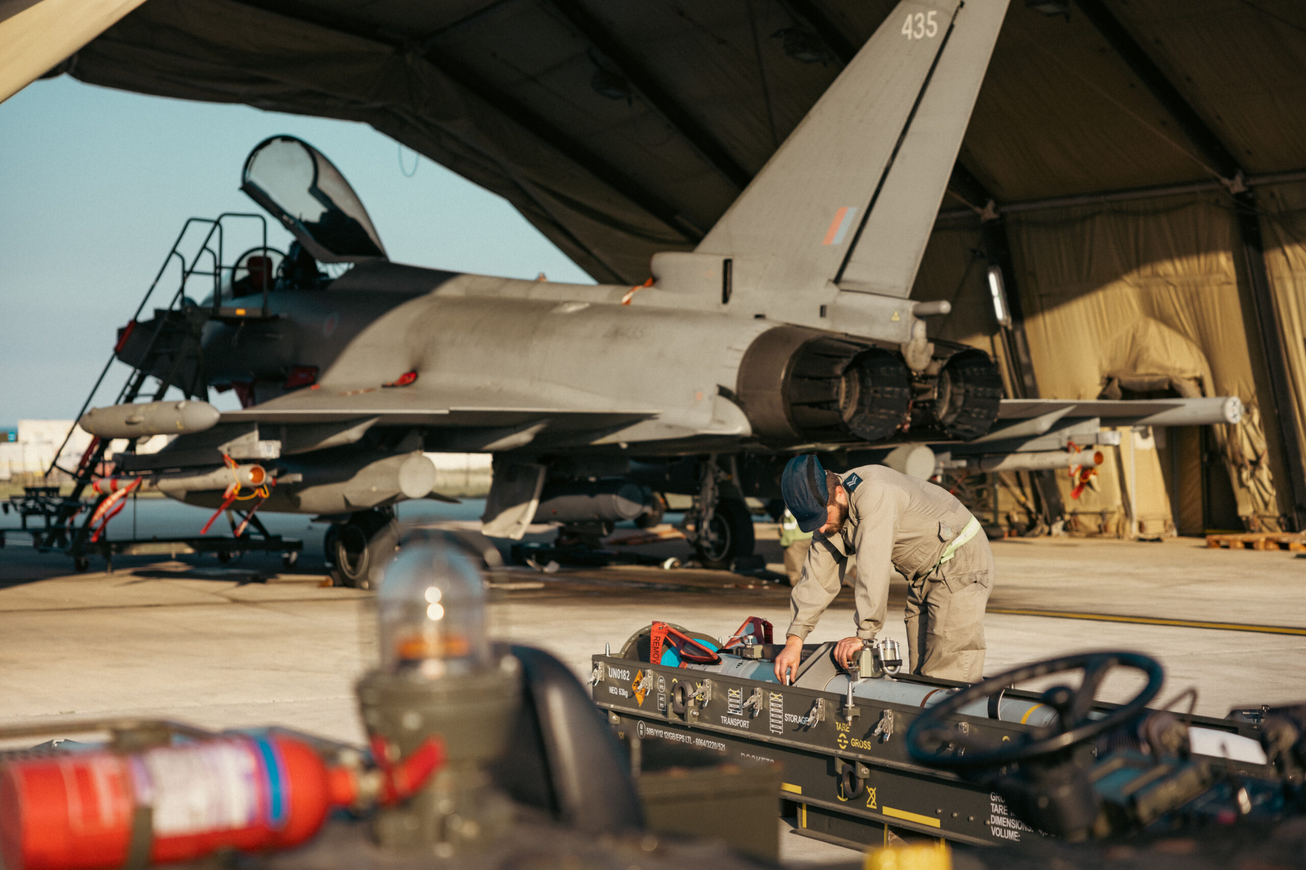 İngiliz Kraliyet Hava Kuvvetleri'ne ait bir Typhoon savaş uçağı ve yeni mühimmat hazırlık süreci.