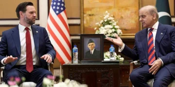 ABD Başkan Yardımcısı JD Vance ve Pakistan Başbakanı Şehbaz Şerif İslamabad’daki Hürmüz Boğazı barış görüşmelerinde.