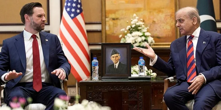 ABD Başkan Yardımcısı JD Vance ve Pakistan Başbakanı Şehbaz Şerif İslamabad’daki Hürmüz Boğazı barış görüşmelerinde.