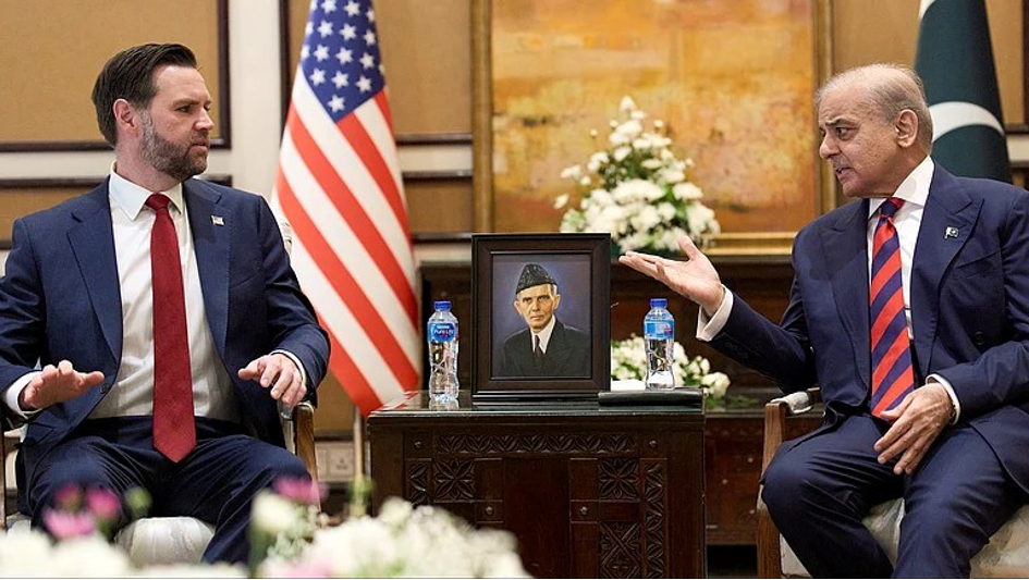 ABD Başkan Yardımcısı JD Vance ve Pakistan Başbakanı Şehbaz Şerif İslamabad’daki Hürmüz Boğazı barış görüşmelerinde.