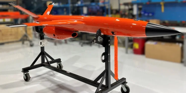 Kratos Firejet Mk1 taktik jet İHA sistemi yeni J85 motoruyla hangar içinde sergileniyor.
