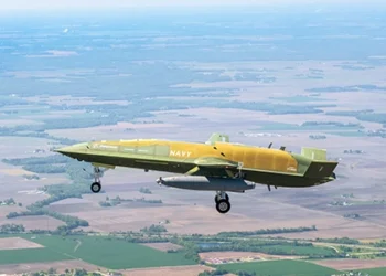 Rolls-Royce AE 3007N motoru ile havalanan ABD Donanması'na ait MQ-25A Stingray insansız tanker uçağının ilk uçuş testi.