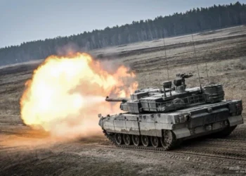 Polonya ordusuna ait K2PL ana muharebe tankı atış yaparken.