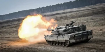 Polonya ordusuna ait K2PL ana muharebe tankı atış yaparken.