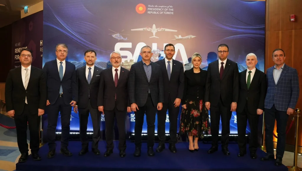 SAHA İstanbul Yönetim Kurulu Üyeleri ve Türk savunma sanayii liderleri toplu fotoğrafı