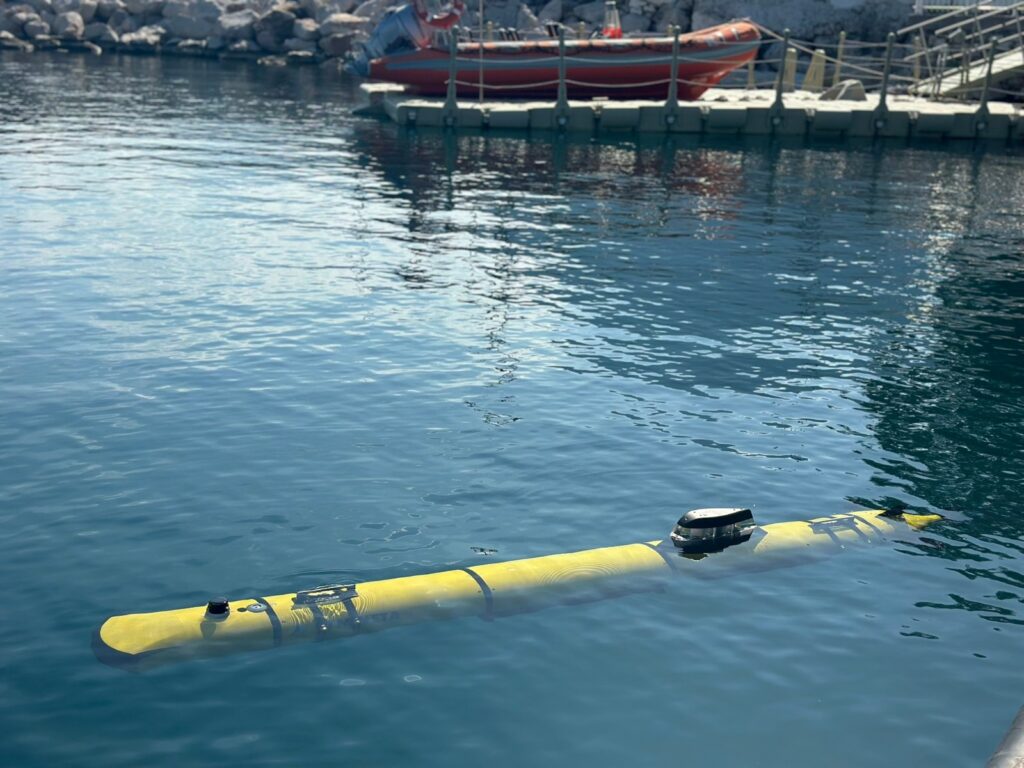 STM tarafından geliştirilen STM NETA insansız otonom sualtı aracı deniz üzerinde test ediliyor.