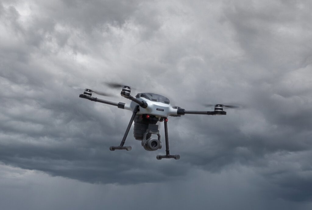 Bulutlu gökyüzünde uçuş yapan STM TOGAN gözcü İHA sistemi.