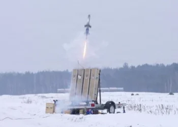 ABD Ordusu, NATO’nun doğu kanadındaki hava savunma stratejisini IonStrike ile güçlendiriyor. DZYNE Technologies tarafından geliştirilen İHA karşıtı sistem; radar bağımsız yapısı, yeniden görevlendirilebilir füze teknolojisi ve uygun maliyetiyle sürü dron saldırılarına karşı sahada yeni bir savunma katmanı oluşturmayı hedefliyor.