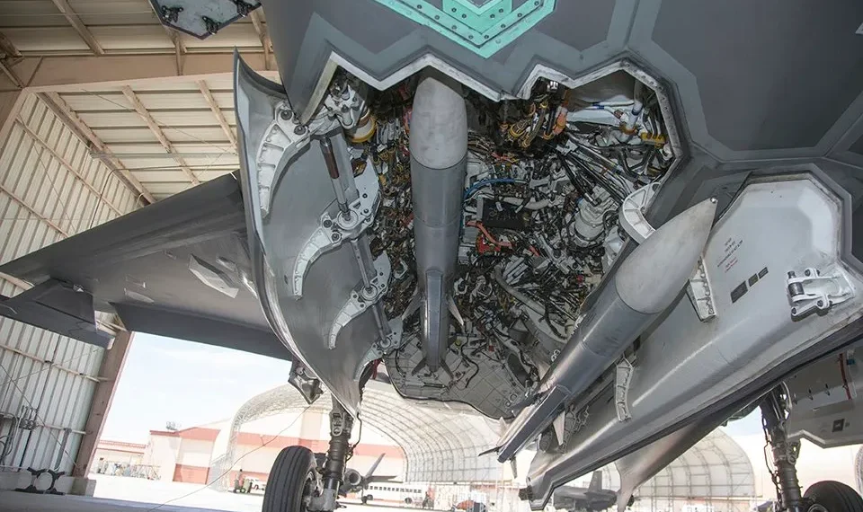 Belçika F-35 uçakları için AMRAAM füze tedarik süreci ve gövde içi mühimmat yerleşimi.