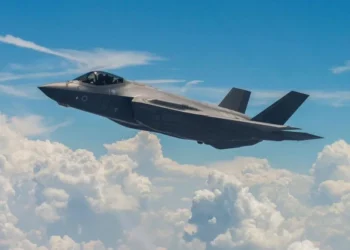 İsrail Hava Kuvvetlerine ait F-35 Adir savaş uçağı havada uçuş esnasında