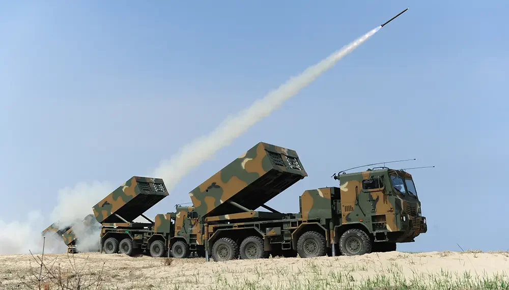 Estonya Savunma Kuvvetleri envanterine girecek olan Hanwha Aerospace üretimi Chunmoo çok namlulu roketatar sistemi.