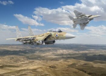 İsrail Hava Kuvvetleri renklerine ve amblemine sahip iki adet F-15IA savaş uçağı çöl üzerinde uçuş yaparken.