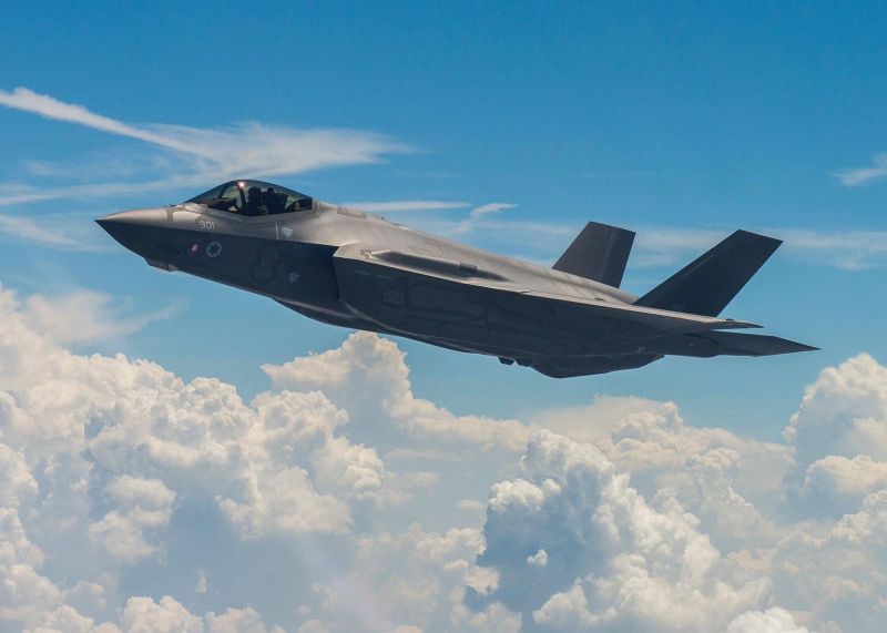 İsrail Hava Kuvvetleri'ne ait F-35 savaş uçağı mavi gökyüzünde ve bulutların üzerinde uçuş yaparken.