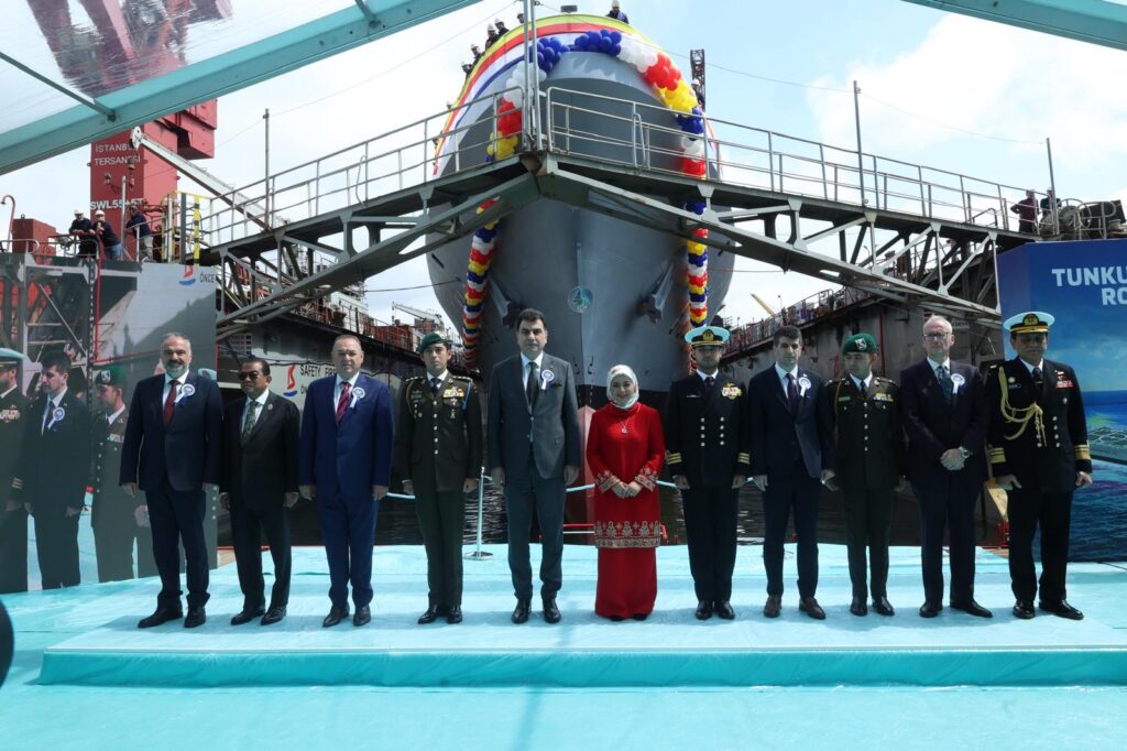 Törenin ardından Malezya ve Türk yetkililerin katılımıyla çekilen hatıra fotoğrafı