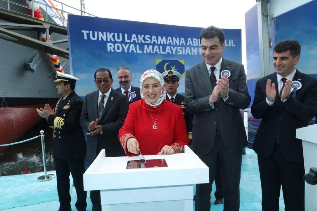 İstanbul'daki Malezya korveti denize indirme töreninde Kraliçe Raja Zarith Sofiah ve STM yetkilileri
