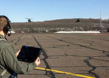 MATRIX sistemi ile otonom uçuş gerçekleştiren iki Black Hawk helikopteri ve yerdeki tabletli operatör.
