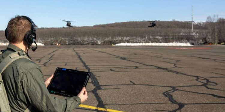 MATRIX sistemi ile otonom uçuş gerçekleştiren iki Black Hawk helikopteri ve yerdeki tabletli operatör.