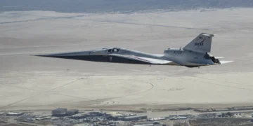 NASA X-59 deneysel sessiz süpersonik uçak test uçuşu Armstrong Araştırma Merkezi.