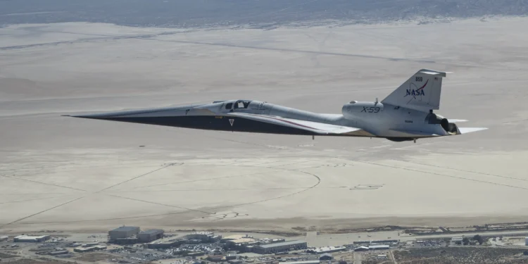 NASA X-59 deneysel sessiz süpersonik uçak test uçuşu Armstrong Araştırma Merkezi.