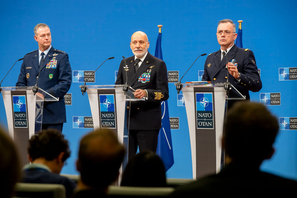 NATO askeri yetkilileri, ittifakın savunma stratejileri ve harp hazırlıkları üzerine düzenlenen basın toplantısında açıklamalarda bulunuyor.