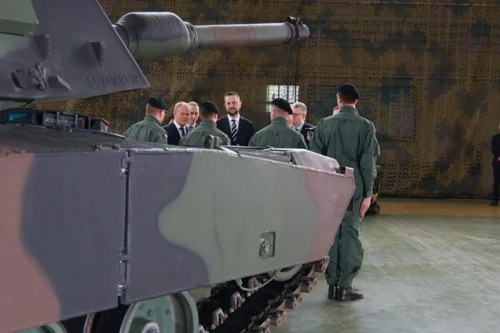 Polonya Başbakanı Donald Tusk ve Savunma Bakanı Władysław Kosiniak-Kamysz Dęblin'deki Abrams tankı motoru bakım merkezi imza töreninde.