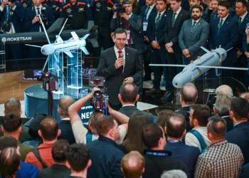 ROKETSAN Genel Müdürü Murat İkinci SAHA EXPO 2026 fuarında kesici bıçaklı NEŞTER mühimmatını ve yeni nesil füzeleri tanıtıyor.
