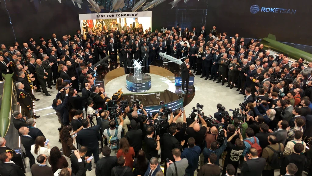 ROKETSAN standında sergilenen TAYFUN, SİPER ve HİSAR füze sistemleri SAHA EXPO 2026 fuarında ziyaretçilerini bekliyor.