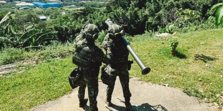 Tayvan askerleri Stinger hava savunma sistemi ile tatbikat yaparken